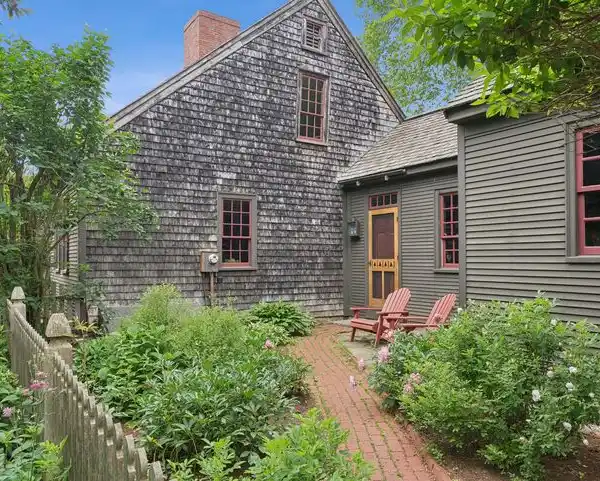 ANTIQUE FARMHOUSE THE HISTORIC HEART OF YARMOUTH VILLAGE