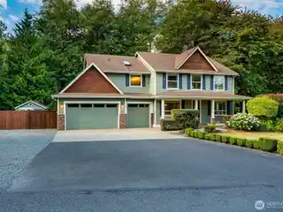 Beautifully Maintained Stanwood Home