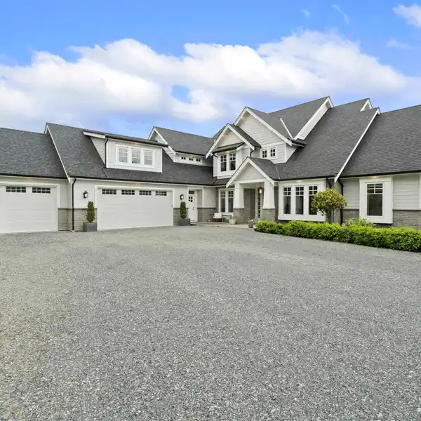 PERFECT BLEND OF LUXURY AND NATURAL BEAUTY