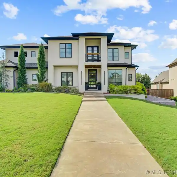 CUSTOM CONTEMPORARY HOME IN GATED FOUNTAIN RIDGE