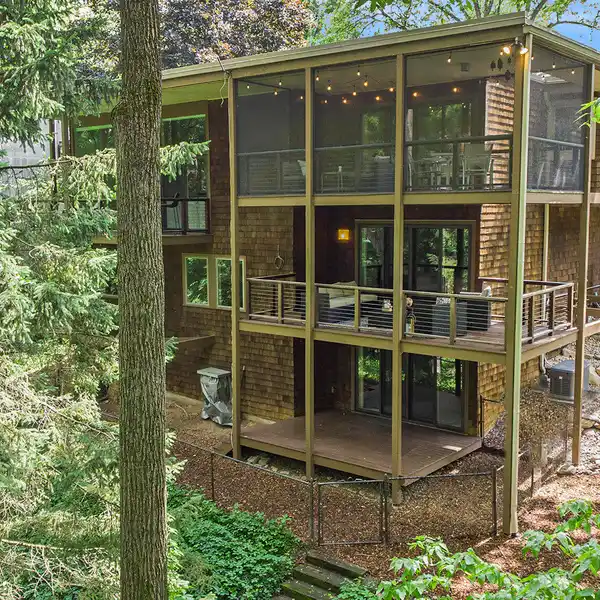 ICONIC MID-CENTURY MASTERPIECE WITH TIMELESS MODERN DESIGN