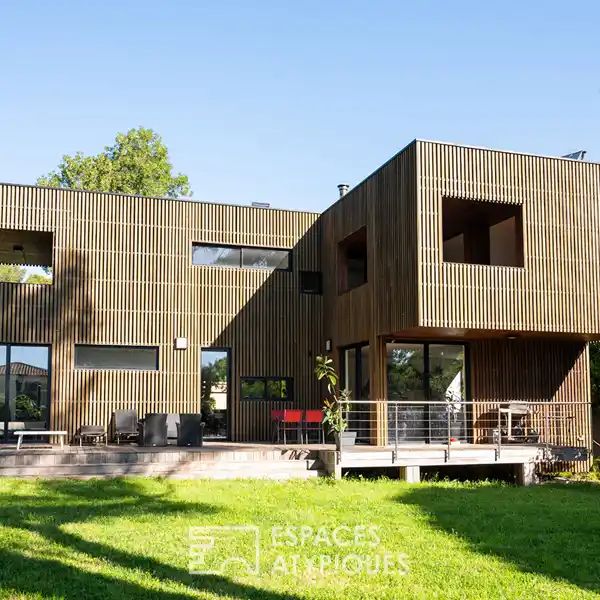BEAUTIFUL CLEAN-LINED CONTEMPORARY HOME
