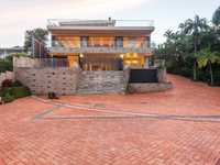 ARCHITECT-DESIGNED HOME WITH BREATHTAKING VIEWS