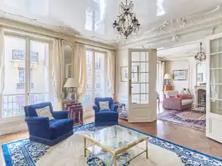 Particularly Bright Dual-Aspect Apartment