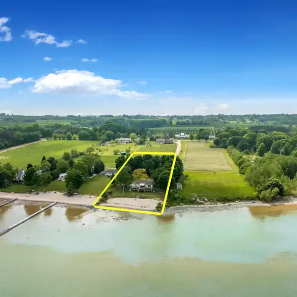 PRIVATE WATERFRONT PARADISE