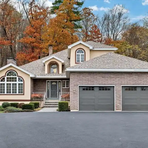 A RARE RETREAT OF PRIVACY, LIFESTYLE & POSSIBILITY