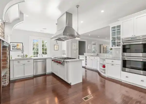 EXTRAORDINARY RESIDENCE IN CLIFF ESTATES