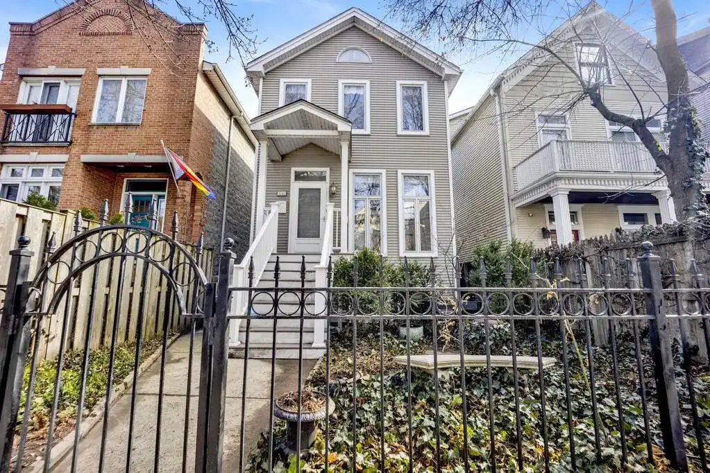 Meticulously Maintained Home in Roscoe Village