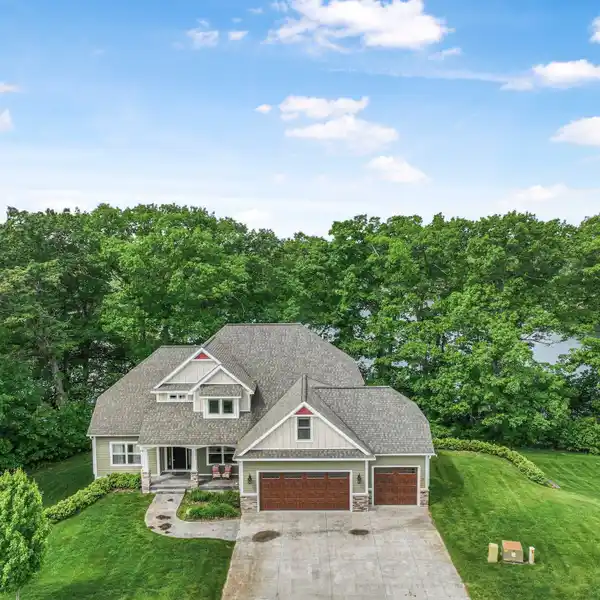 LUXURY LIVING ON HUELLMANTEL LAKE