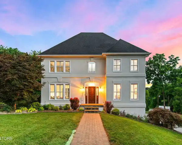 MODERN LAKEVIEW LIVING & RESORT-STYLE AMENITIES