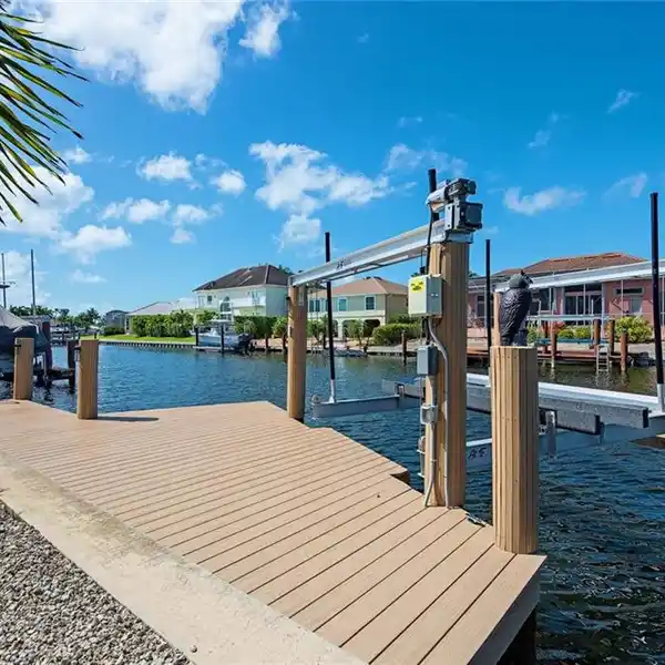 UNPARALLELED LUXURY AND COMFORT ON A WIDE CANAL