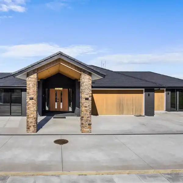 MODERN PREMIUM-QUALITY FAMILY HOME