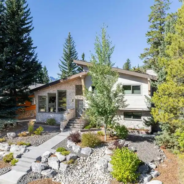 EXCEPTIONAL HOME WITH AMAZING MOUNTAIN VIEWS