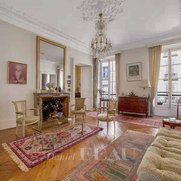 FULL-FLOOR APARTMENT IN A PRIVATE PERIOD MANSION