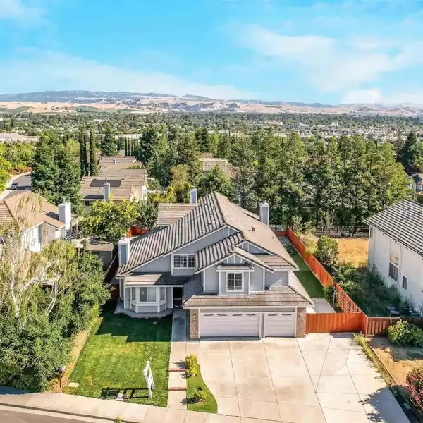 BEAUTIFUL HOME IN A PEACEFUL NEIGHBORHOOD