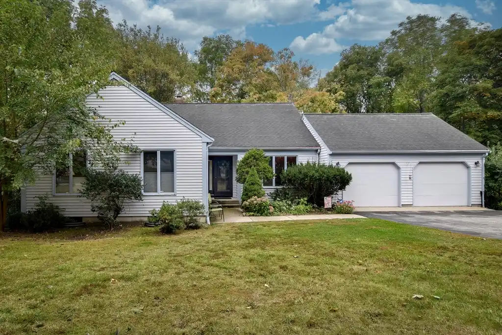 Beautiful Contemporary Ranch in a Quiet Neighborhood