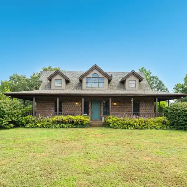 RUSTIC CHARM MEETS BOUNDLESS MOUNTAIN SERENITY