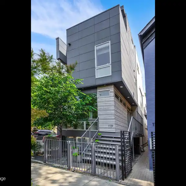 ARCHITECT-DESIGNED MODERN MASTERPIECE IN WICKER PARK