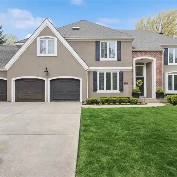 IMPECCABLY MAINTAINED HOME IN DESIRABLE PINECROFT