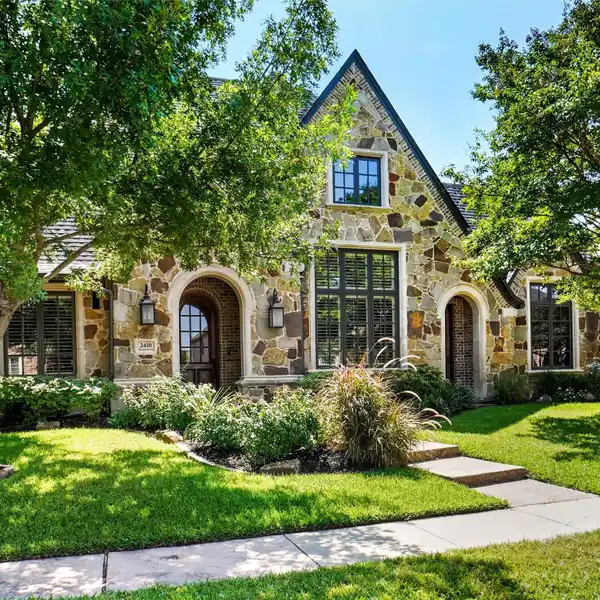 RESORT-STYLE LIVING WITH TRAILS AND GOLF ACCESS