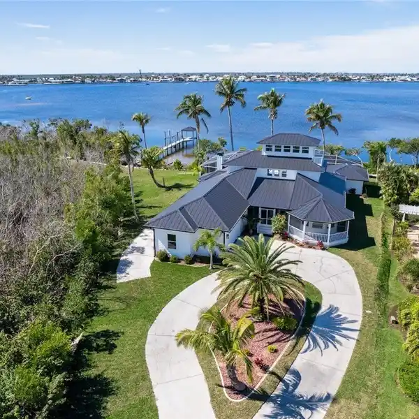 UNPARALLELED WATERFRONT RESIDENCE