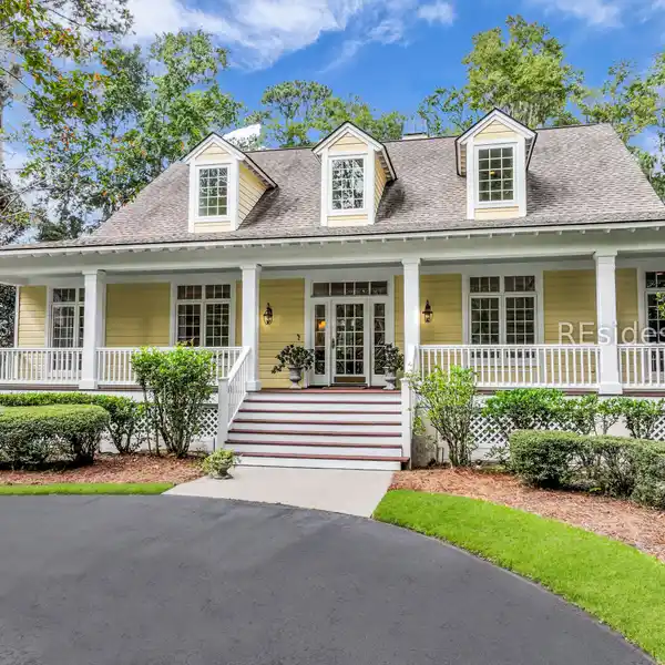 LOWCOUNTRY-STYLE HOME ON A PRIVATE ACRE
