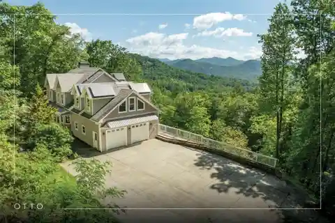 Expansive Mountain Retreat