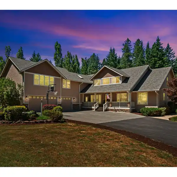 STUNNING CUSTOM-BUILT HOME WITH SHOWSTOPPING BARN