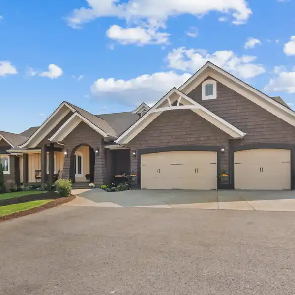 MODERN LUXURY WITH TRANQUIL LIVING