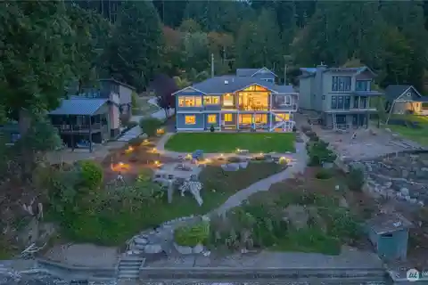 Custom Mountain-View Estate with Indoor-Outdoor Luxury