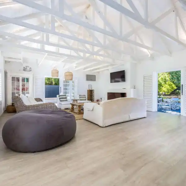 VERSATILE RESIDENCE ON EXPANSIVE GROUNDS