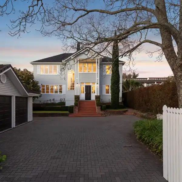 HAMPTONS-INSPIRED COASTAL ESTATE WITH PANORAMIC VIEWS