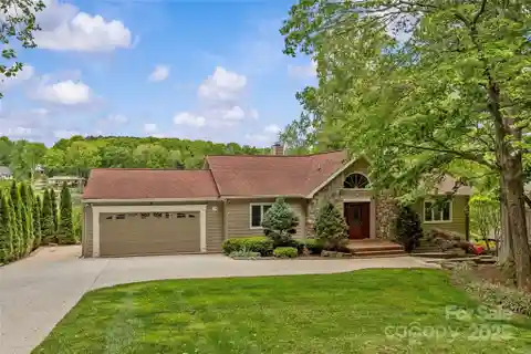 Special Lakefront Setting
