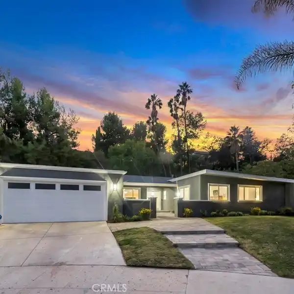 MODERN OPEN-CONCEPT HOME WITH DESIGNER KITCHEN & SUNSET VIEWS