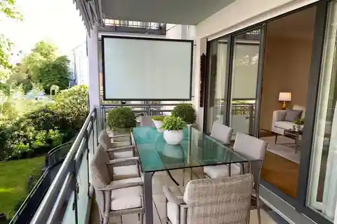 Light-Filled Three-Room Apartment with Large Balcony and Parking Space in a Prime Location