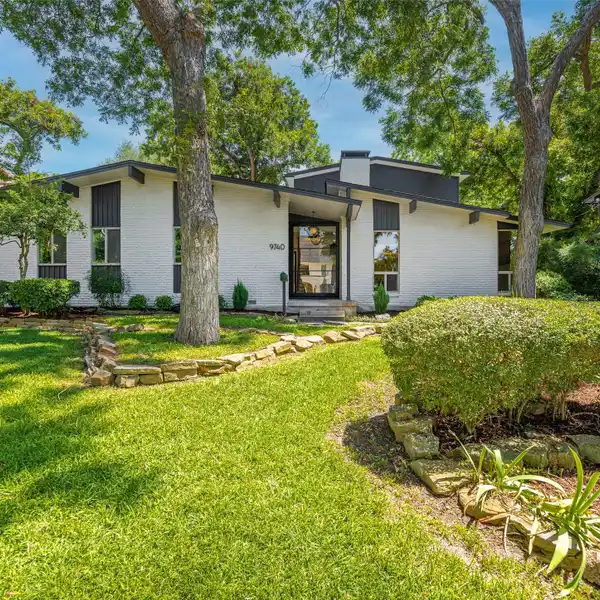 MID-CENTURY MARVEL NESTLED IN WHITE ROCK