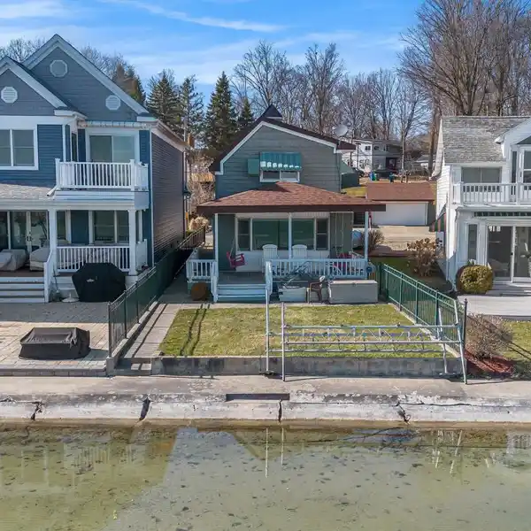 CHARMING COTTAGE ON DIAMOND LAKE
