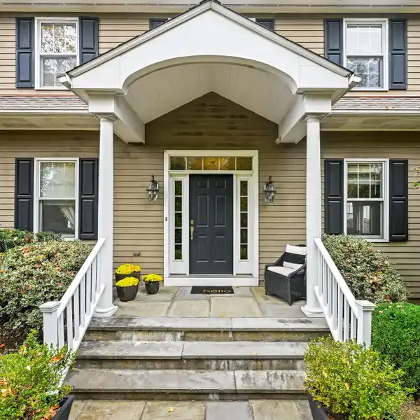 SPACIOUS HOME WITH ELEGANT DESIGN FEATURES