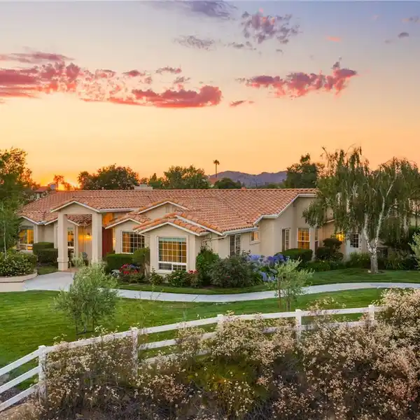 ABSOLUTELY BEAUTIFUL SINGLE STORY POOL HOME