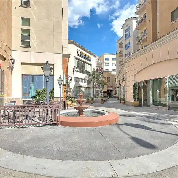 BRIGHT, MODERN 3-BEDROOM WITH PREMIUM AMENITIES