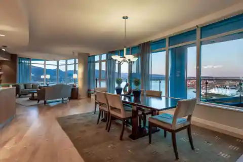 Spectacular Waterfront Sub-penthouse Unit