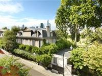BEAUTIFUL SPLIT-LEVEL APARTMENT IN A FINE PERIOD PRIVATE MANSION