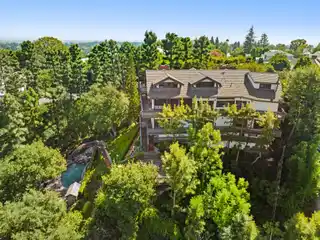 Beautiful Celebrity-pedigreed Estate