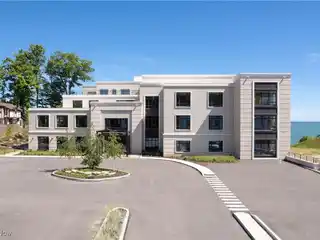 Luxurious Lakefront Living