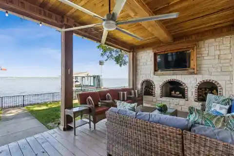 Stunning Lakeside Home with Picturesque Sunsets