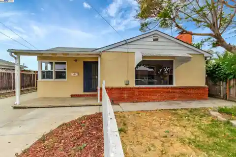 Modern Comfort with Bonus Guest Cottage