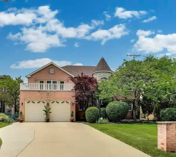 STYLISH RIVER FOREST LIVING WITH OPEN PLAN