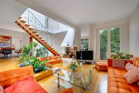 Bright Architect-Designed Property Located in Peaceful and Private Street
