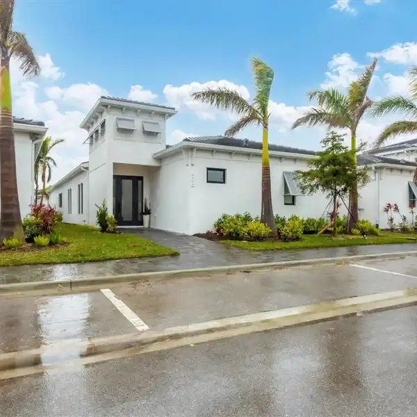 AMAZING SINGLE-STORY FURNISHED HOME IN AQUA LAGOON