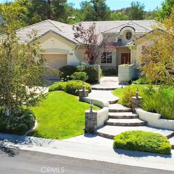 BRIGHT AND OPEN-CONCEPT ESTATE ON LARGE PRIVATE LOT